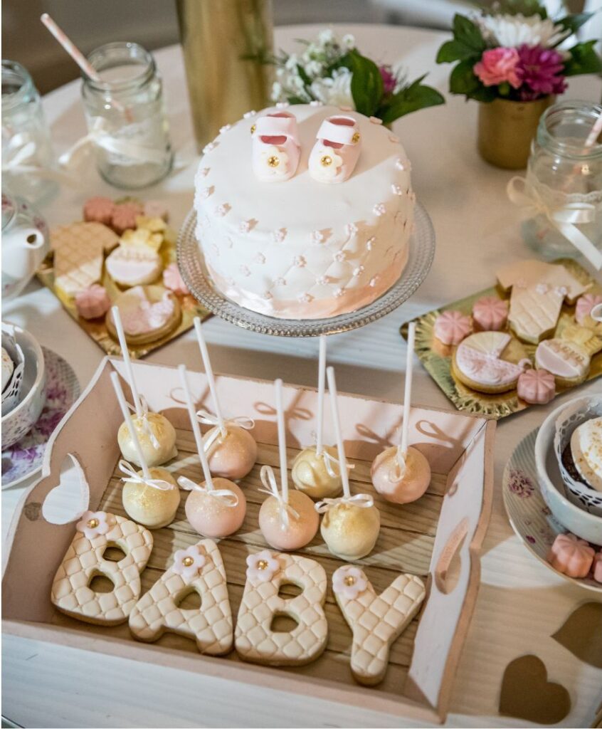 Baby shower avec de la nourriture pour annoncer le sexe du bébé