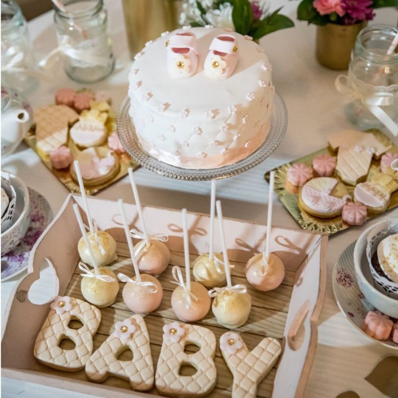 Baby shower avec de la nourriture pour annoncer le sexe du bébé